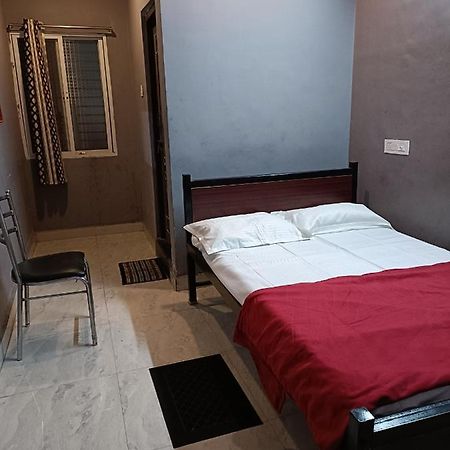 Radhika Lodge Bellary Extérieur photo