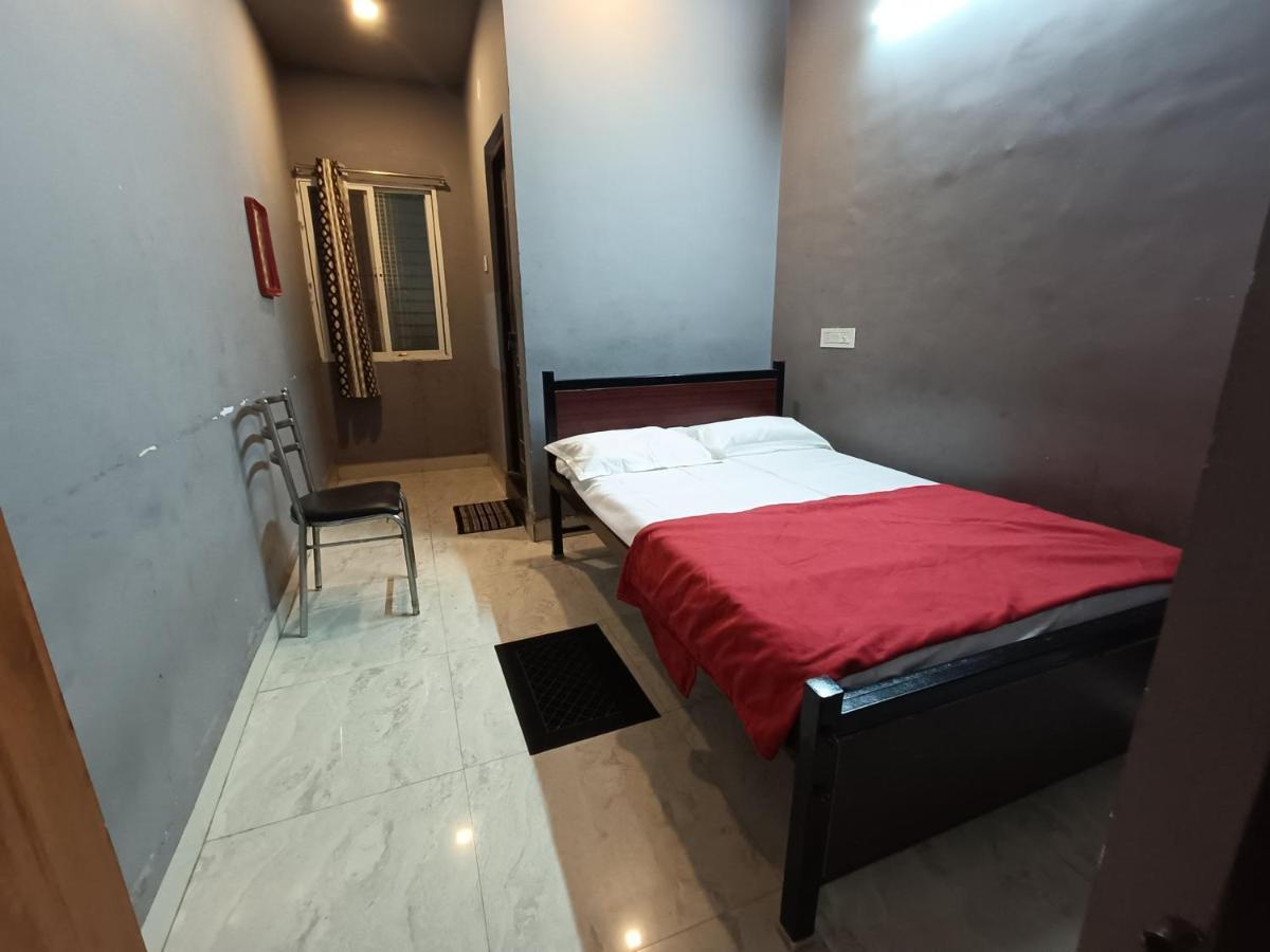 Radhika Lodge Bellary Extérieur photo